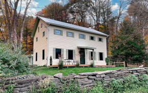 Stunning Farmhouse, King Bed, Indoor Hot Tub